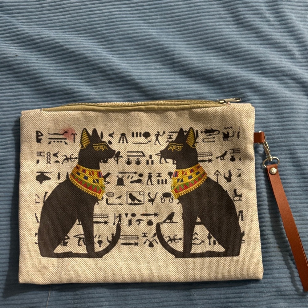 SOLD‼️Ancient Cat Design Travel Clutch